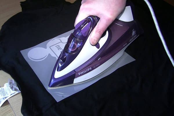 убрать надпись с футболки