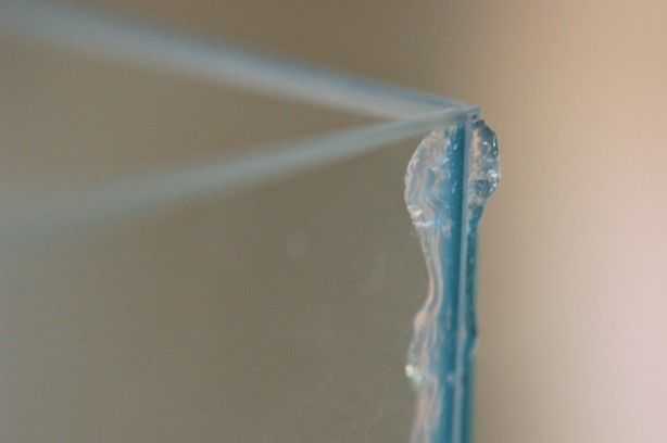 Угловое соединение двух стеклянных частей изделия